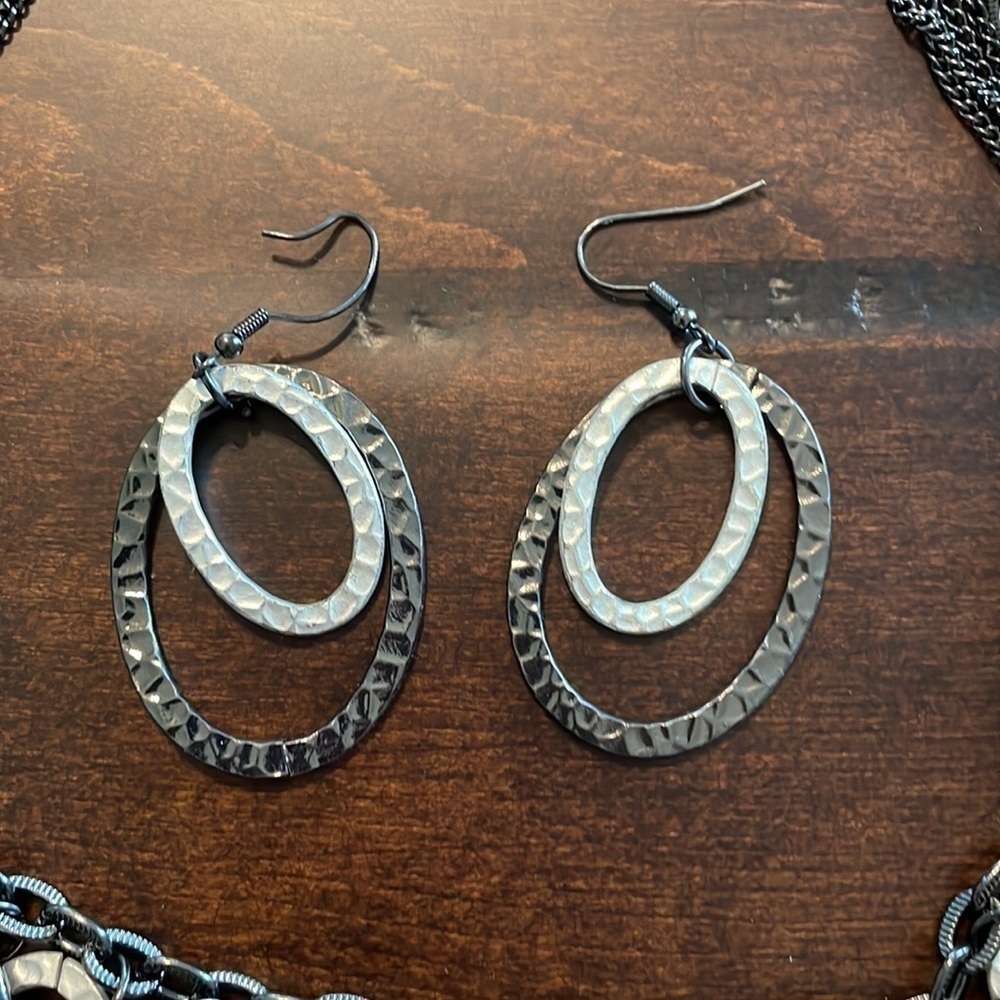 Black and Silver Hammered Chain Necklace and Earring Set - Picture 4 of 4